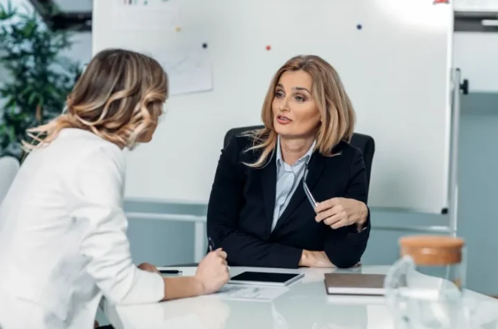 Doradca finansowy na spotkaniu z klientem