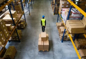 Wózek ciągnikowy na magazynie