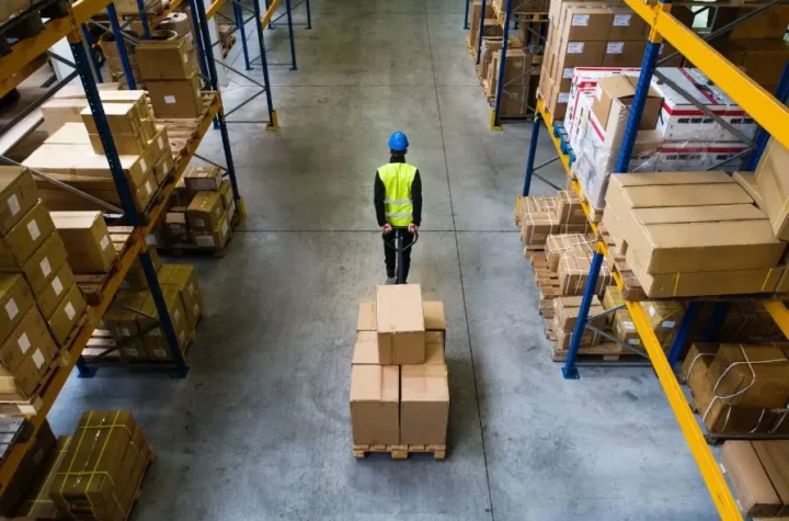 Wózek ciągnikowy na magazynie