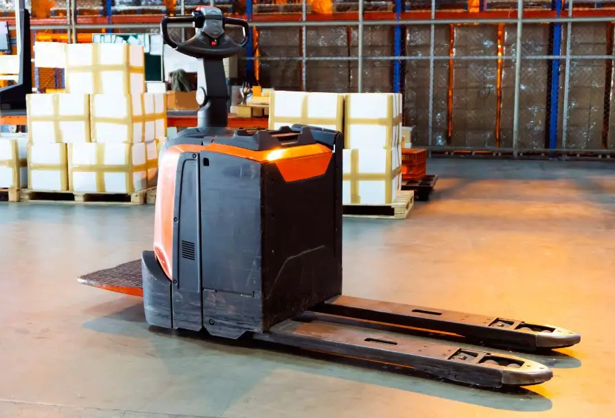 Elektryczny wózek na magazynie