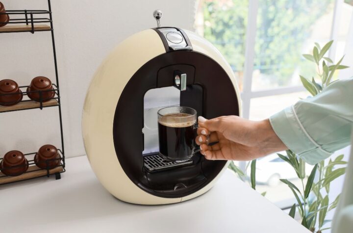 Serwowanie świeżej kawy