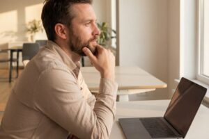 Męska chwila refleksji